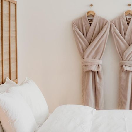 פורט פיירי The Oak & Anchor Hotel מראה חיצוני תמונה Two bathrobes hanging on a wall