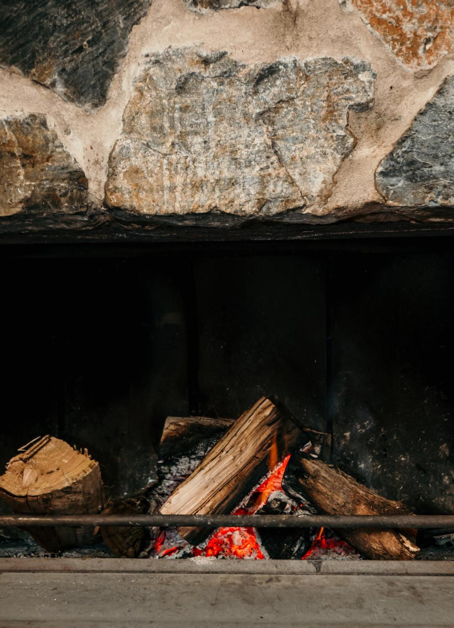 פורט פיירי The Oak & Anchor Hotel מראה חיצוני תמונה The interior of a wood-burning fireplace
