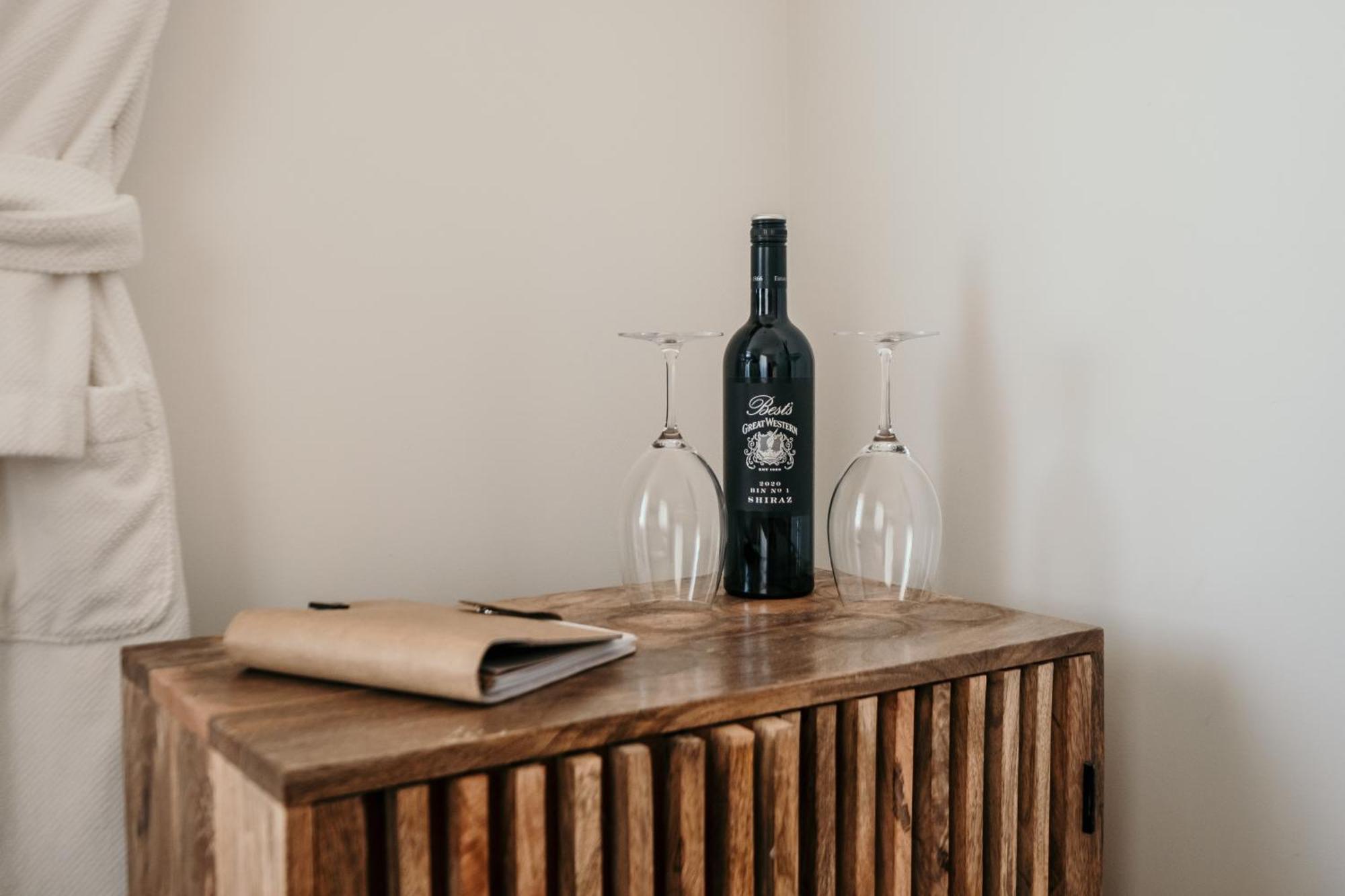 פורט פיירי The Oak & Anchor Hotel מראה חיצוני תמונה A bottle of wine