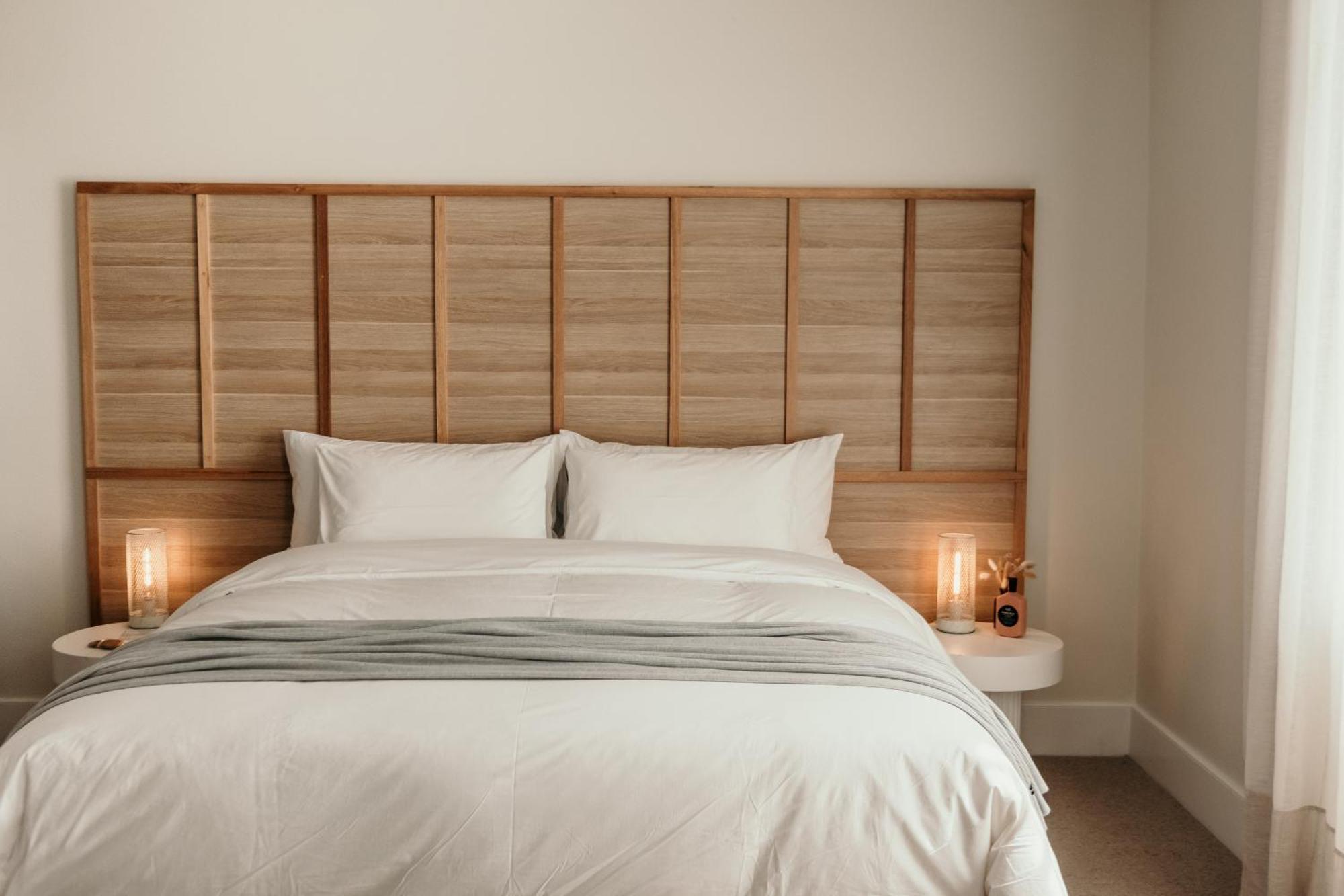 פורט פיירי The Oak & Anchor Hotel מראה חיצוני תמונה A bed with a headboard