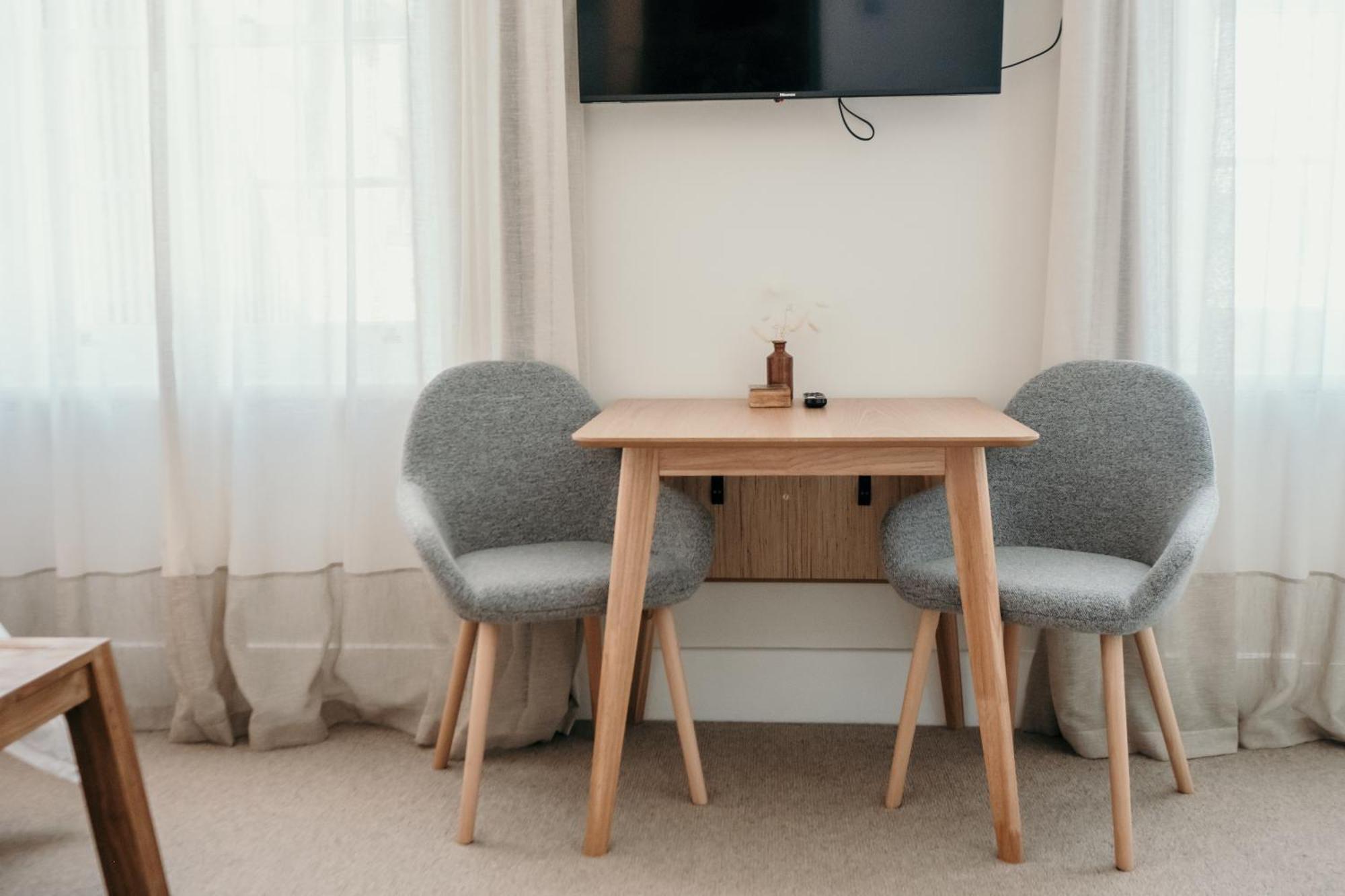 פורט פיירי The Oak & Anchor Hotel מראה חיצוני תמונה A small table with two chairs