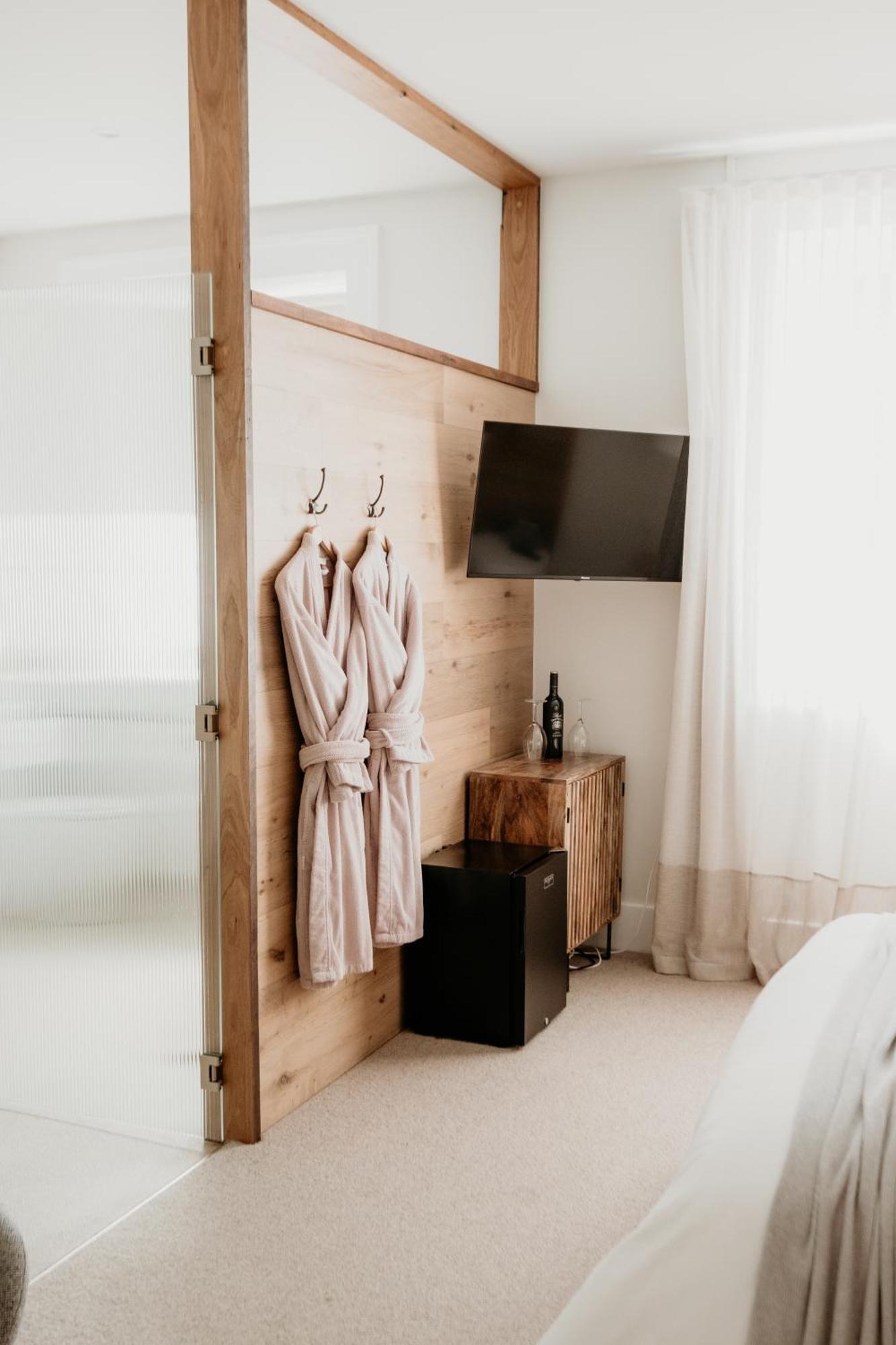 פורט פיירי The Oak & Anchor Hotel מראה חיצוני תמונה A bathrobe hanging on a door