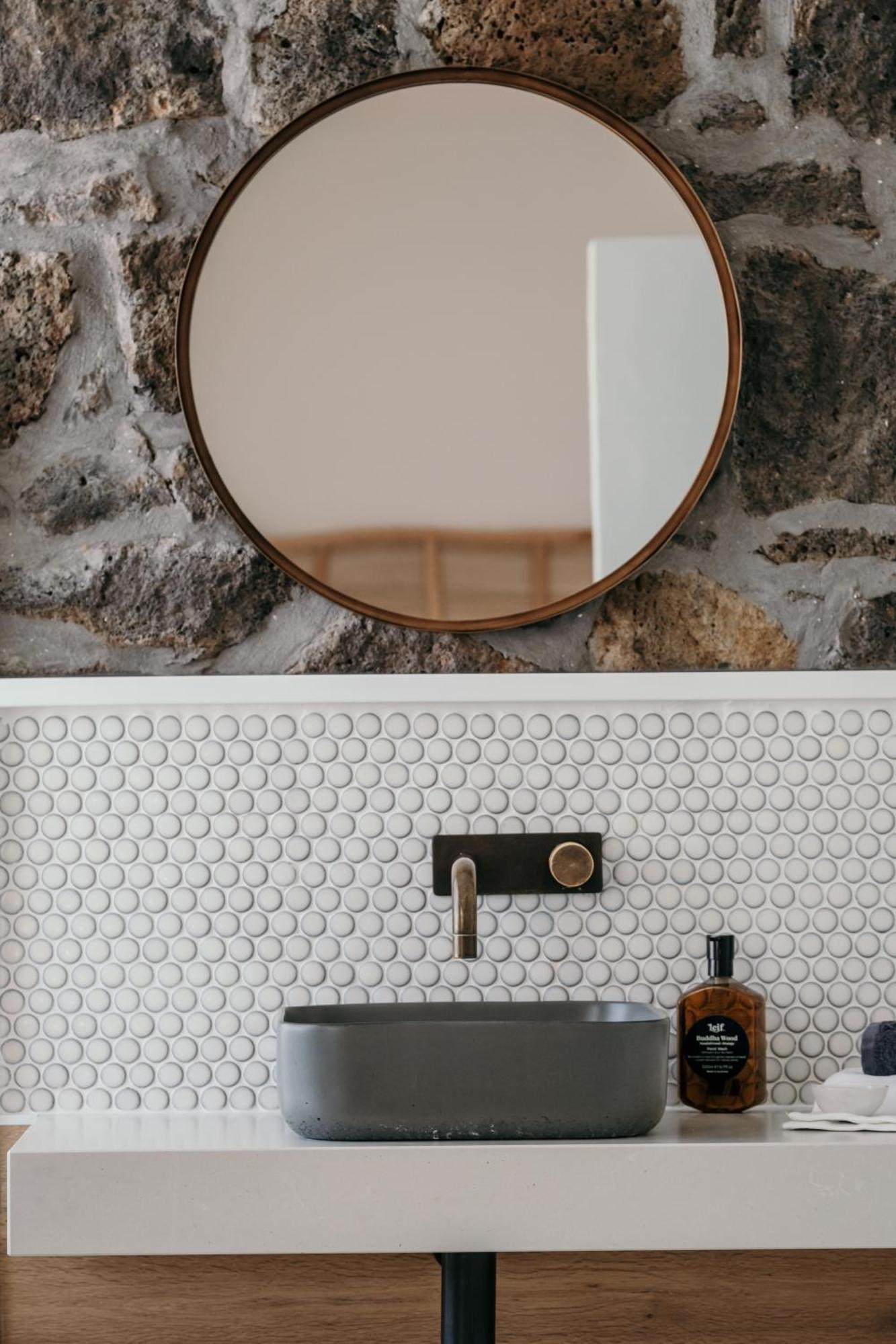 פורט פיירי The Oak & Anchor Hotel מראה חיצוני תמונה A bathroom with penny round tiles