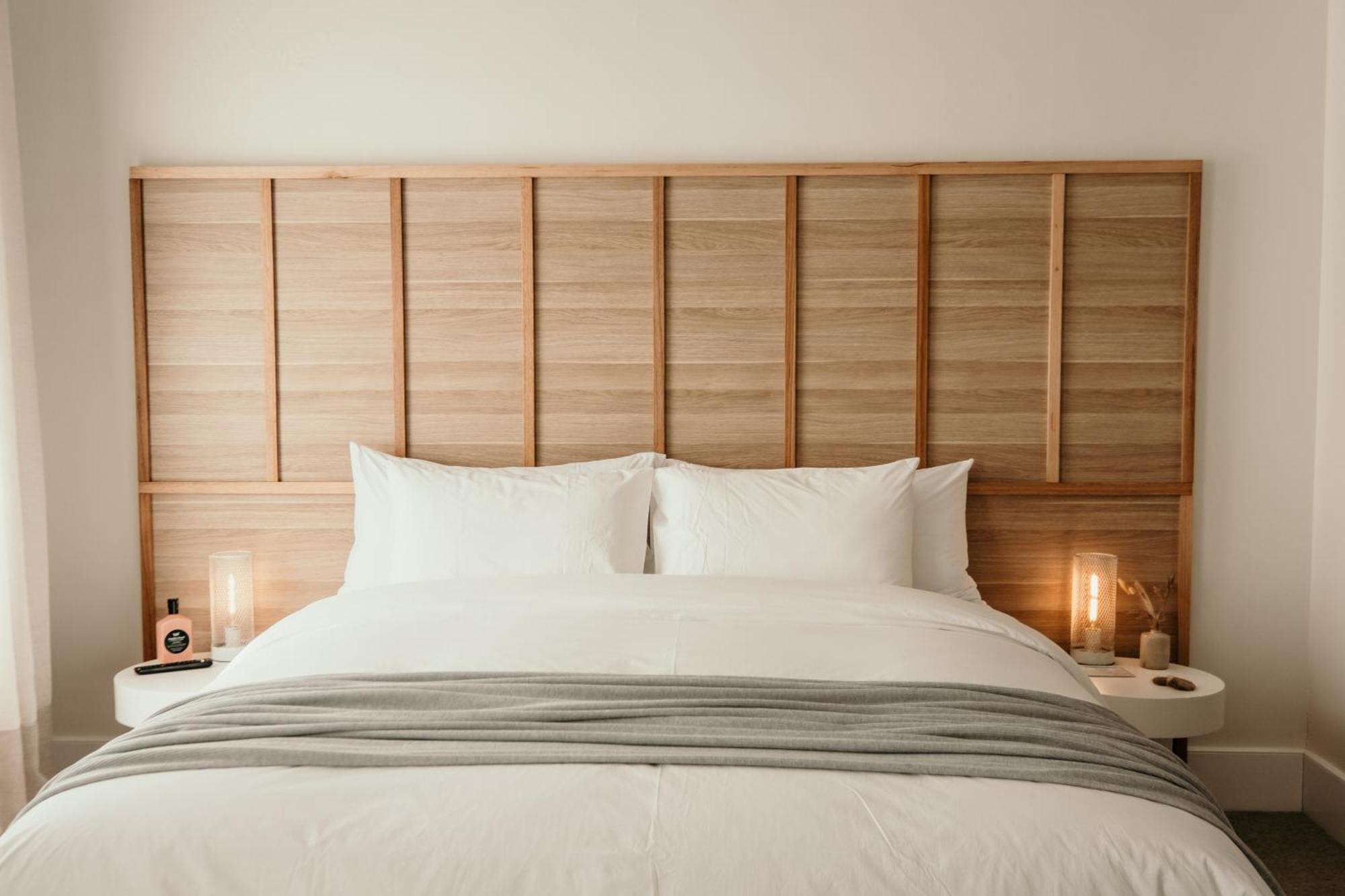 פורט פיירי The Oak & Anchor Hotel מראה חיצוני תמונה A bed with a headboard