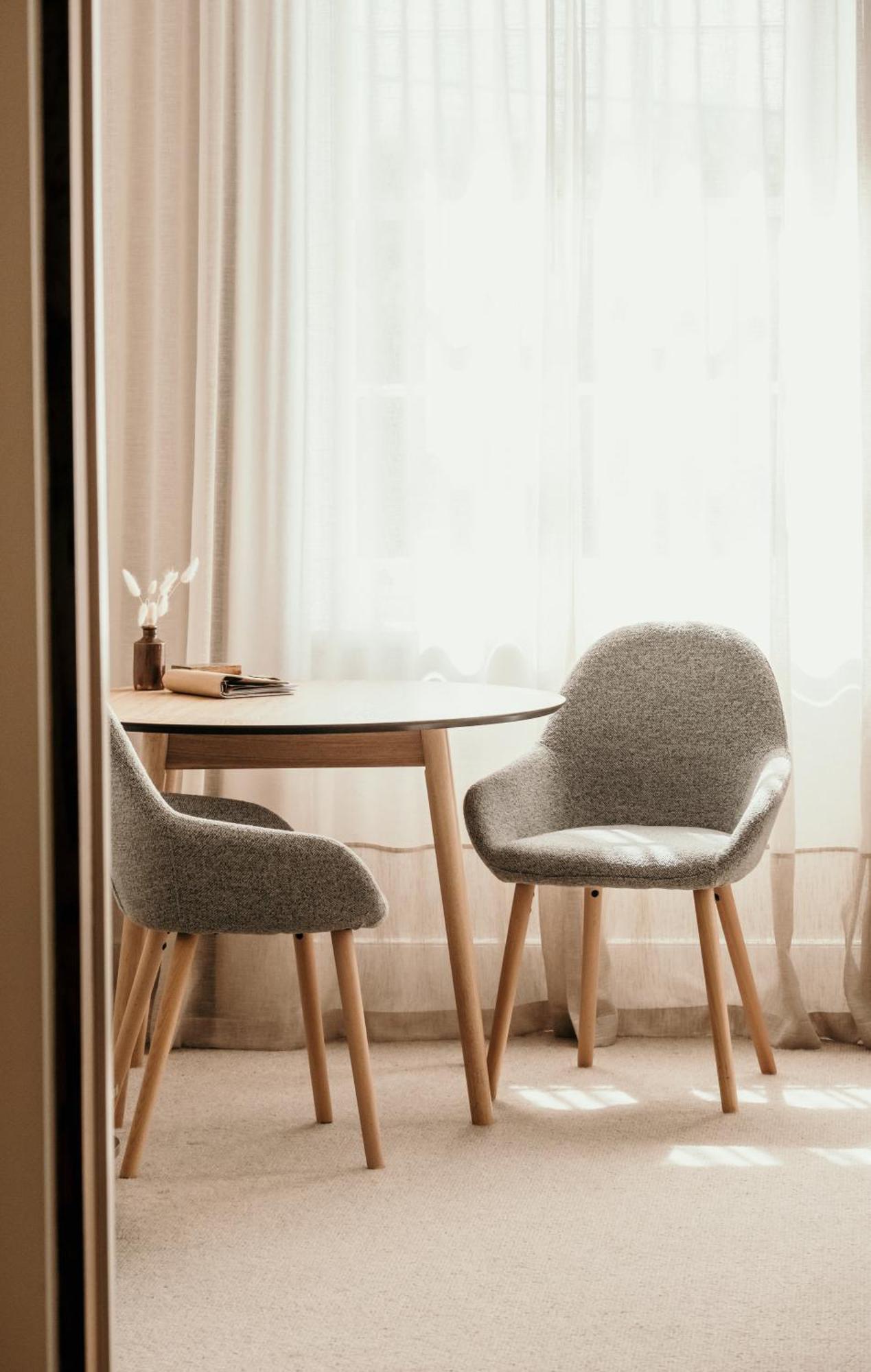 פורט פיירי The Oak & Anchor Hotel מראה חיצוני תמונה A table and two chairs