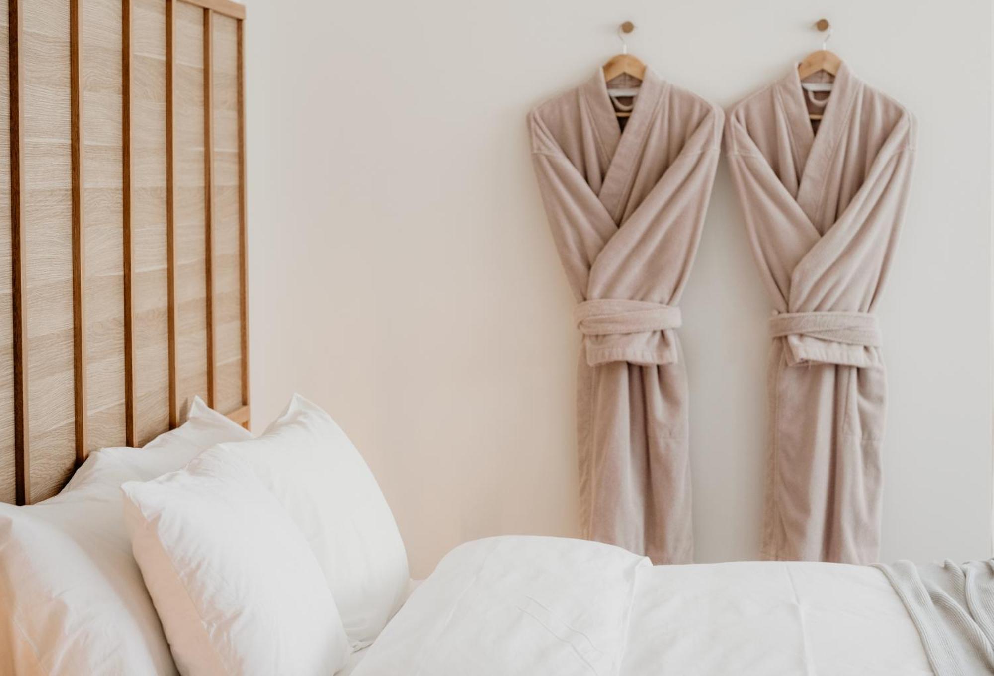 פורט פיירי The Oak & Anchor Hotel מראה חיצוני תמונה Two bathrobes hanging on a wall
