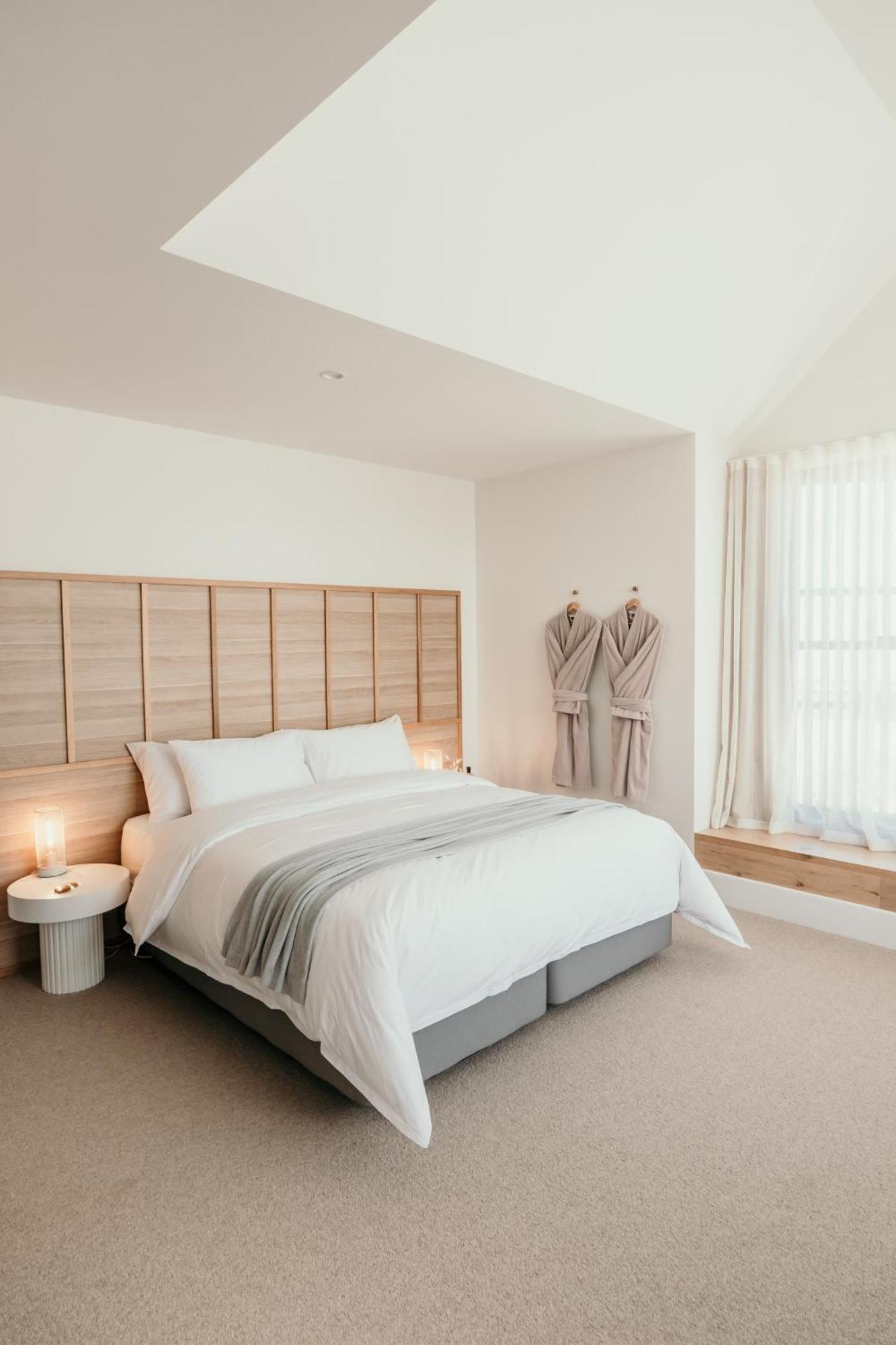 פורט פיירי The Oak & Anchor Hotel מראה חיצוני תמונה A bedroom at The Old Bank Hotel