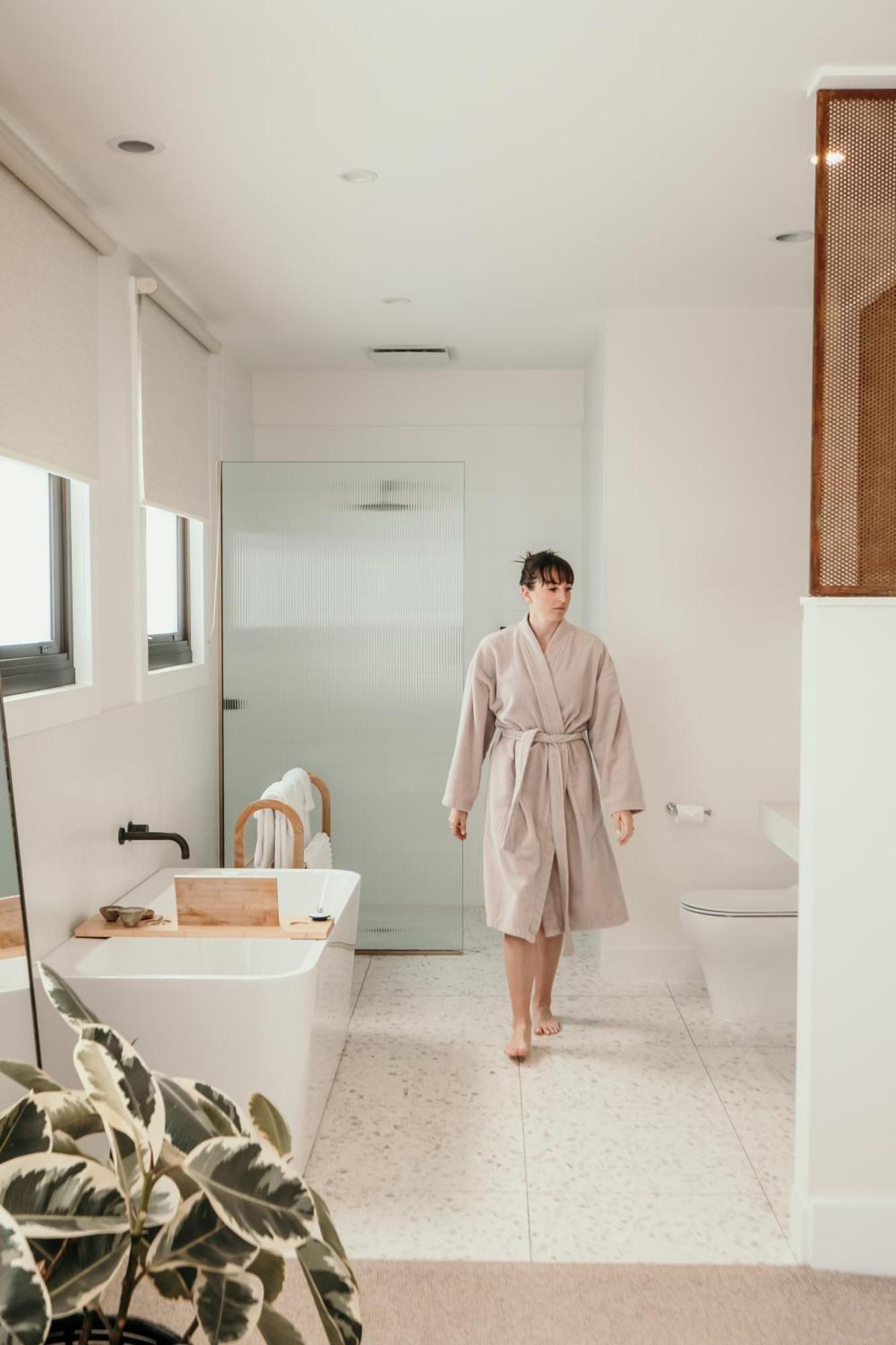 פורט פיירי The Oak & Anchor Hotel מראה חיצוני תמונה A woman wearing a bathrobe