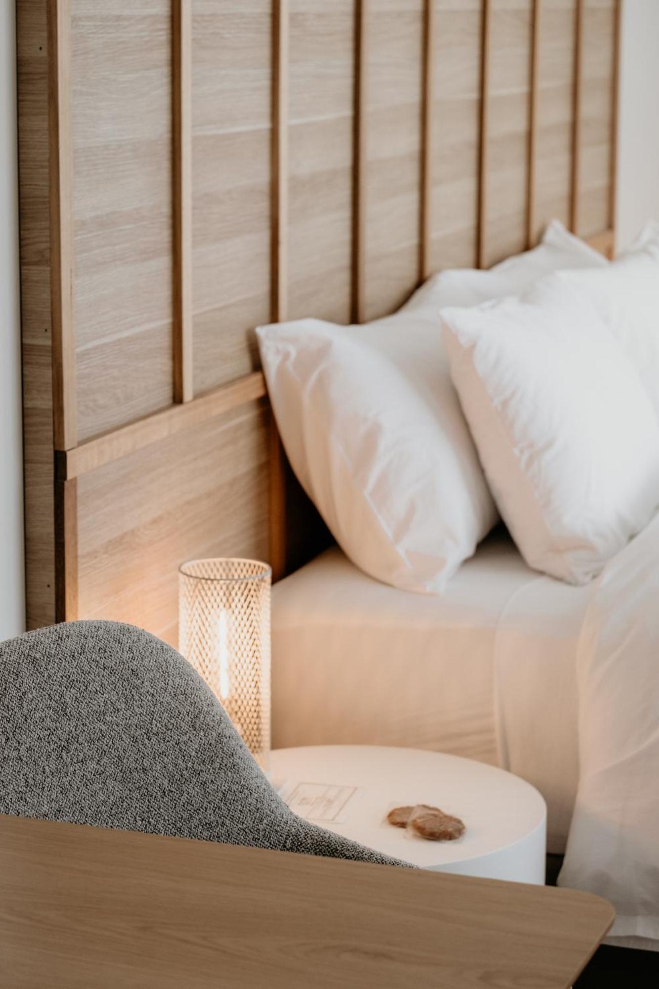 פורט פיירי The Oak & Anchor Hotel מראה חיצוני תמונה A bed with two pillows
