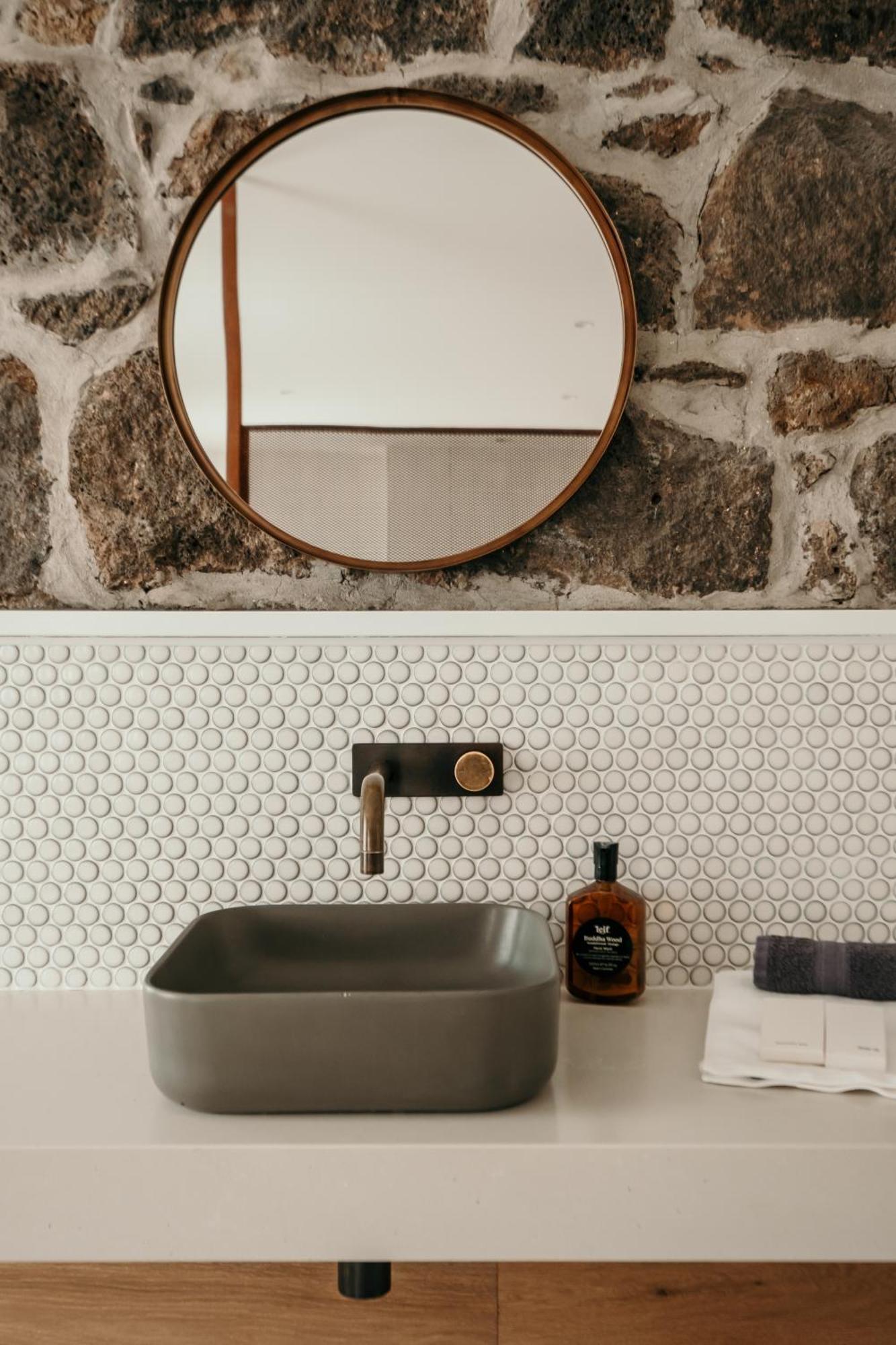 פורט פיירי The Oak & Anchor Hotel מראה חיצוני תמונה Bathroom with penny round tiles
