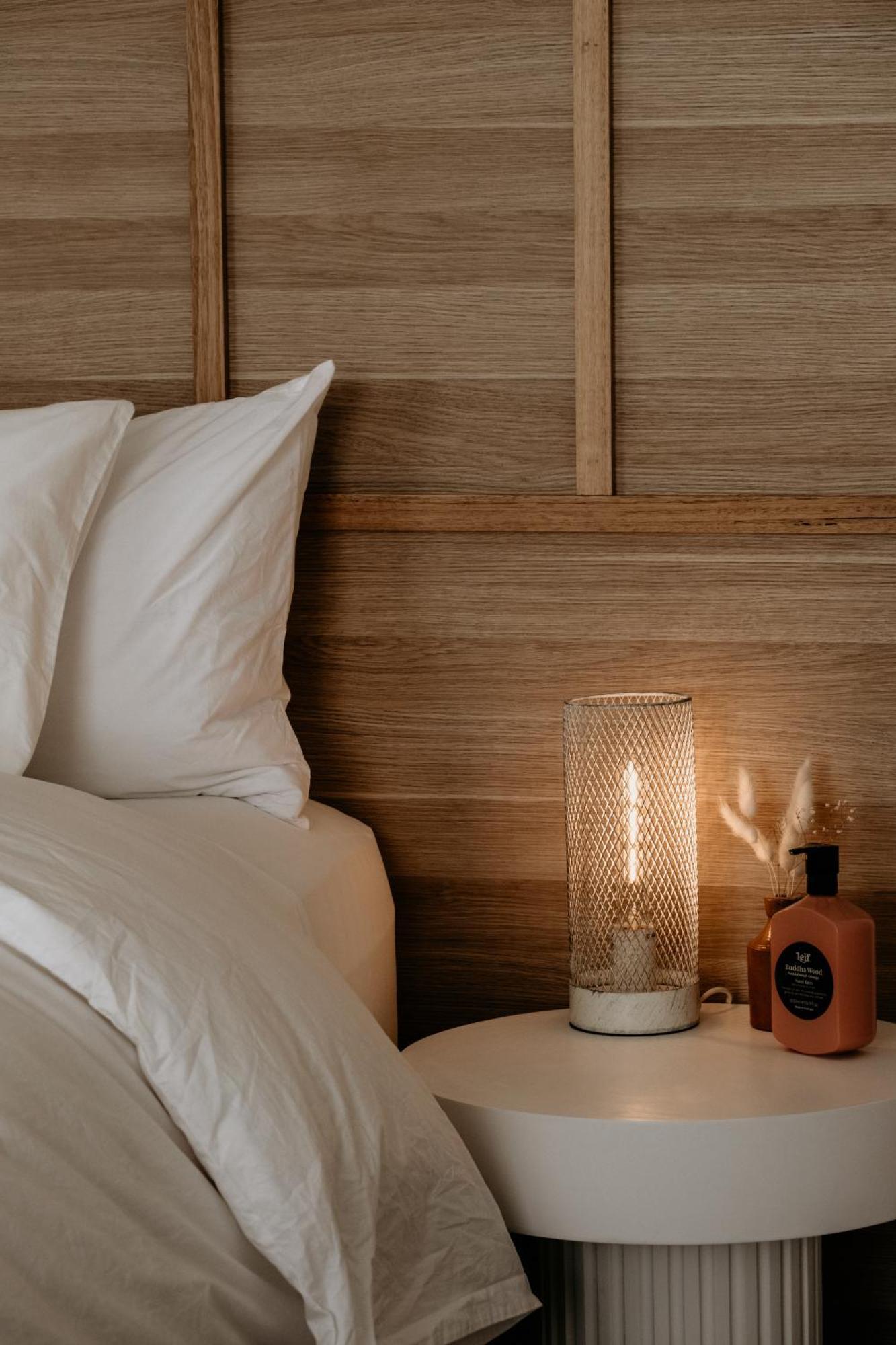 פורט פיירי The Oak & Anchor Hotel מראה חיצוני תמונה A lamp on a bedside table
