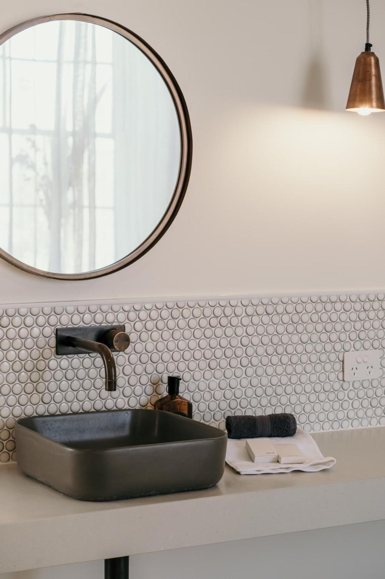פורט פיירי The Oak & Anchor Hotel מראה חיצוני תמונה A bathroom with penny round tiles