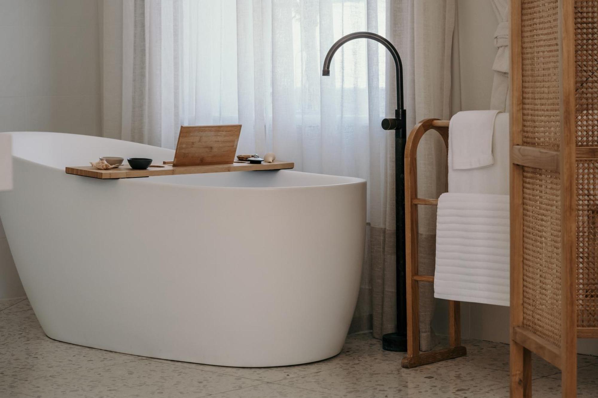 פורט פיירי The Oak & Anchor Hotel מראה חיצוני תמונה A freestanding bathtub